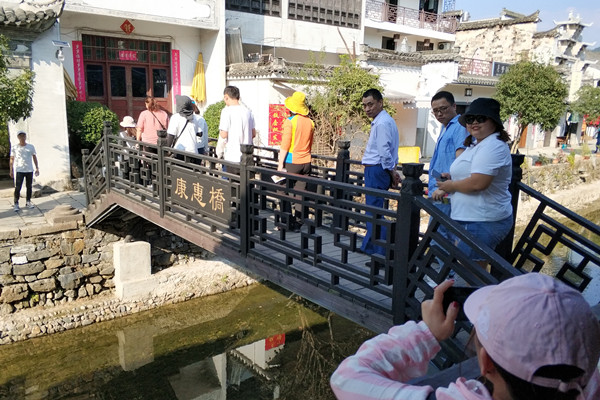 拍照姿势要好 /cxyq/20190930133845-FjFMlZK4iK5CTG87_7pMofF3PLGn.jpg