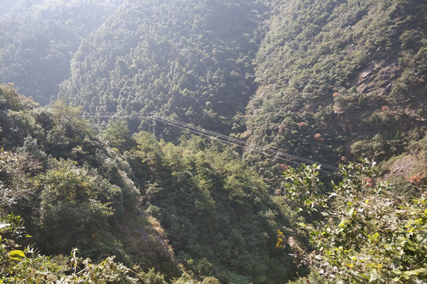 山涧中的电线 /cxyq/20190930134530-Fr3p2CClgc-JrbKARZVw_GunTHPq.jpg