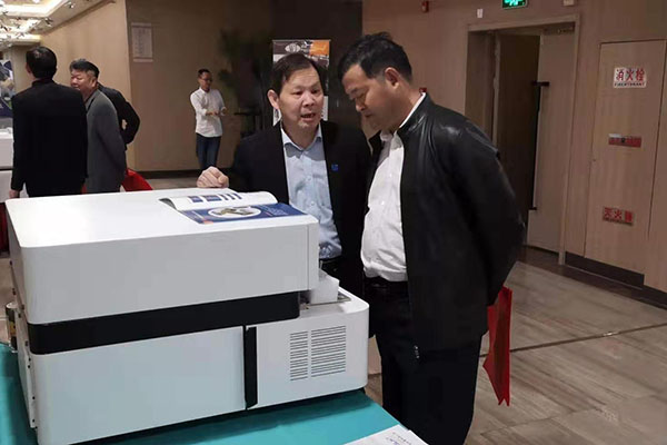 創(chuàng)想展臺(tái)前代表在咨詢 http://www.wxcxfx.com/cxyq/20191111130922-Fu9tDEfOqDq1bgy4CRUcio8lcu3w.jpg