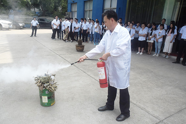 安全員為全員演示如何正確操作滅火器 http://www.wxcxfx.com/cxyq/20200615153415-Fi8ch96y7TBxL-kM4o_1mzXLvhix.jpg