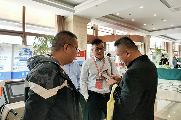 現場嘉賓到展位咨詢創想光譜儀 http://www.wxcxfx.com/cxyq/20200915085042-Fv_OZ9RA61G_B9WFT4Stq-u7IrAF.jpg