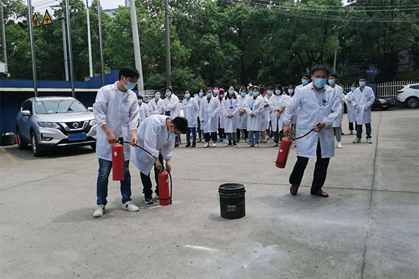 公司员工操作灭火器 /cxyq/20210519093628-Fn9GF6tOGVvP-Zu3Q-4Ty1eNOIYk.jpg