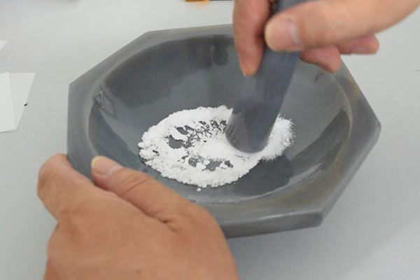 粉末样品的研磨制备 http://www.wxcxfx.com/cxyq/20220523103018-FjNCzUM6GbCOXbt7SeCEYvrTzFEX.jpg