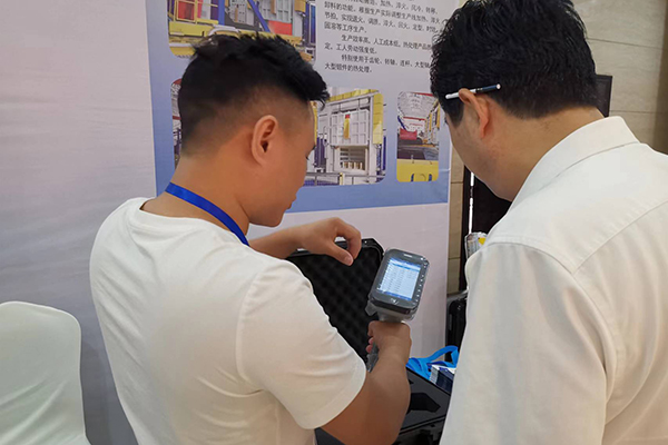 为客户介绍手持式光谱仪 /cxyq/20230619094034-Fu7c9h2zk1-106ESaG3gMeclHkIs.jpg