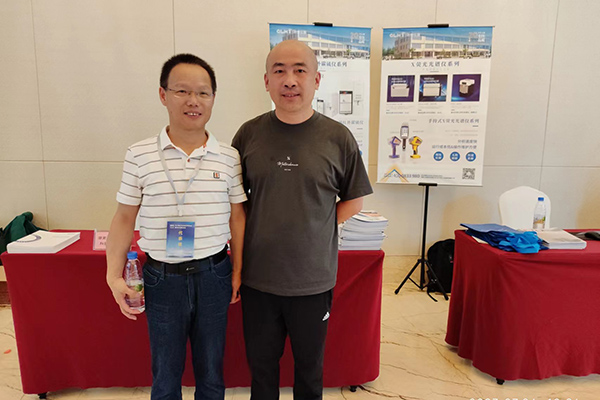 与客户留影 /cxyq/20230707103952-FpUp1G5Hh3VcXccV6a30a91Qb37k.jpg