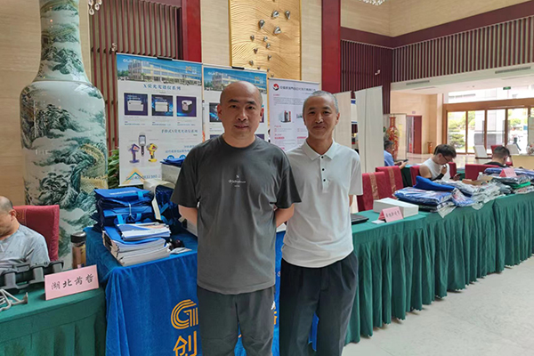 与客户留影 /cxyq/20230717131638-FmIIHWe7zub_cGiaFGkd0j6xYtnY.jpg