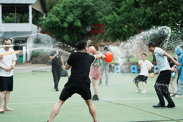 泼水大战 /cxyq/20230801091629-FmeAH88pk3Gmzb4jqXbvApfyFmsP.jpg