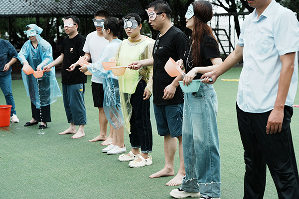 蒙眼递水 /cxyq/20230801091704-FljwMDsySx-Z_OxpFFYaJXU6J4Gk.jpg