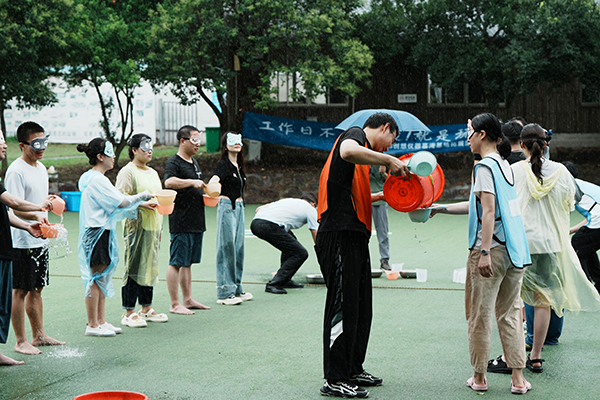 蒙眼递水 /cxyq/20230801091714-FlMtE2DhnRYtzzVQ-M_EMUu7T7wd.jpg