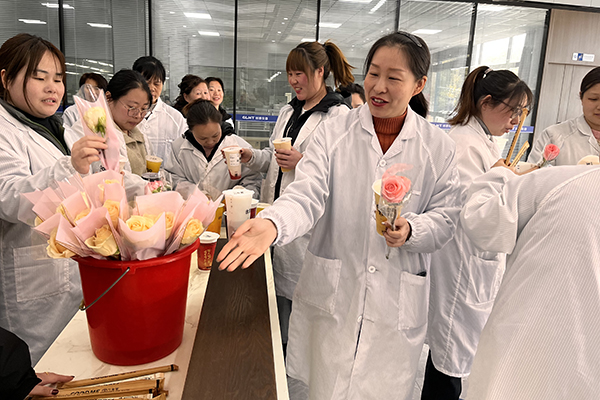 女职员领取节日礼物 /cxyq/20240308103618-Ft6leUkRobkc-TXx7InNXHimrtSM.jpg