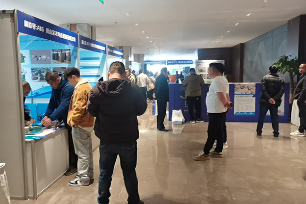 展商展示自家优质产品 /cxyq/20240321105629-Fh-jhGWfDa9Mi0khbrr6oQYg01Q_.jpg